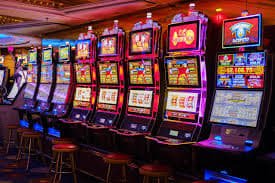 Filipino player accessing jl555 live casino on a mobile phone